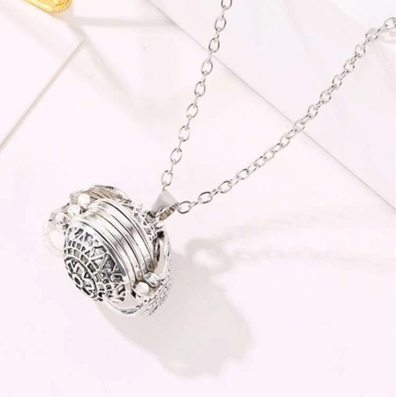 *Madison* Picture Locket Necklace - Picture 3 of 4